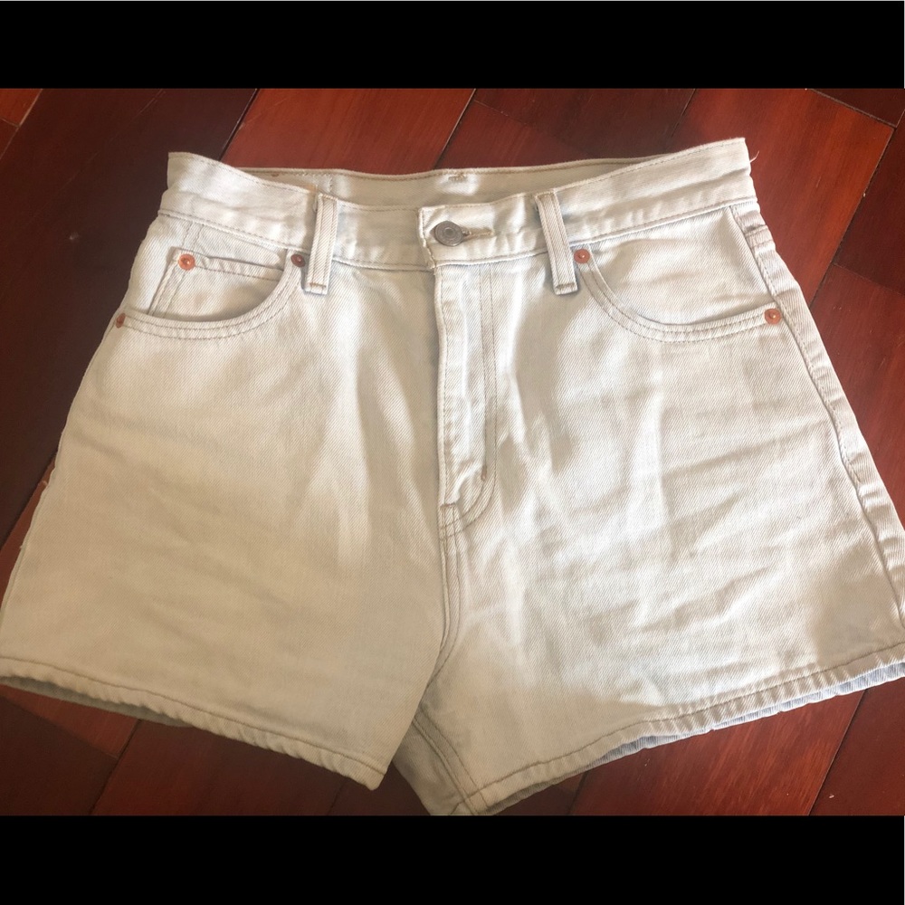 Light wash Levi denim shorts